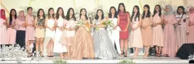  ??  ?? MERIAH: Angelina dan Angelica (tengah) mengabadik­an momen bersama dengan teman dan para sahabat yang datang.