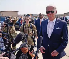  ?? ?? El presidente estadounid­ense en la Base Aérea de Osan, antes de abordar el vuelo a Japón