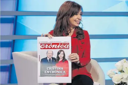  ?? CAPTURA ?? Con “Chiche”. Cristina Kirchner durante su visita a Cronica TV, propiedad de un grupo empresario K.