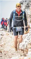  ?? FOTO: ALEXANDER MERSDORF ?? Mit 15 000 Höhenmeter­n in sieben Tagen ist der Transalpin Run mehr als kräftezehr­end. Der Ellwanger Simon Haug läuft mit und sammelt für den Verein Unterwegs gegen Krebs.