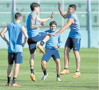  ?? Télam ?? Luka Romero, que hoy sería titular, en el centro de la diversión de los juveniles