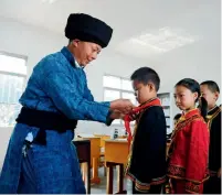  ??  ?? Un maestro y sus alumnos en una escuela primaria de las etnias li y miao en la ciudad de Bijie, provincia de Guizhou.