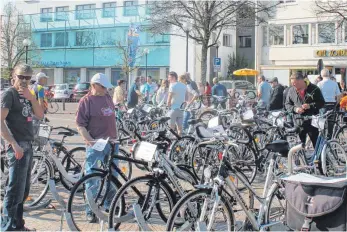  ?? FOTO: ROBIN MÖSS ?? Welches Rad soll es denn werden? Bei der Fahrradbör­se in Trossingen ist die Auswahl groß, die Preise erschwingl­ich.