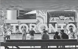  ?? TORONTO STAR ?? People take pictures with and of the “TORONTO” sign at Nathan Phillips Square in 2015.