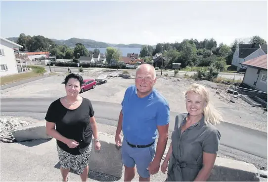  ?? FOTO: JAN BJØRN TARANRØD ?? OM ET DRØYT ÅR: Marianne Hegna, Bjørn Anker og Heidi Solvang vil bygge 15 boliger her. Bjørn Anker håper at byggingen er i gang til høsten.