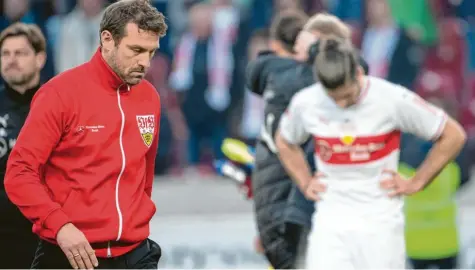  ?? Foto: Sebastian Gollnow, dpa ?? War wieder einmal bedient: Markus Weinzierl nach dem 1:3 gegen RB Leipzig.