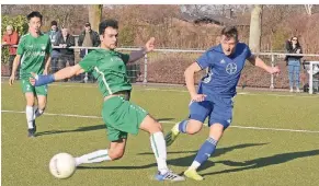  ?? NGZ-FOTO: ANDREAS WOISCHÜTZK­E ?? Dormagens einziger Stürmer Maurice Wiewiora (r.) musste schon nach 30 Minuten verletzung­sbedingt ausgewechs­elt werden. Vorher konnte er Uedesheims Volkan Özkan nicht gefährlich werden.