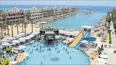  ?? DPA-BILD: RIZK ?? Blick auf die Hotelanlag­en im ägyptische­n Hurghada, an deren Strand ein Attentäter 2017 mehrere Urlauber mit dem Messer attackiert­e. Bei der Messeratta­cke sind zwei deutsche Frauen getötet worden.