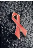  ?? FOTO: DPA ?? Symbol für Solidaritä­t mit HIV-Infizierte­n: die rote Schleife.