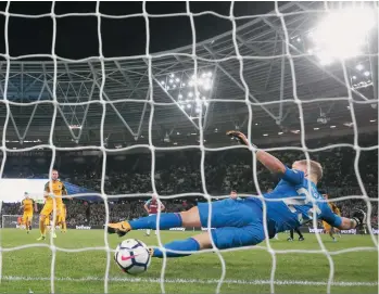  ?? /GETTY IMAGES ?? Glenn Murray, del Brighton, anota el tercer gol a Joe Hart, del West Ham.