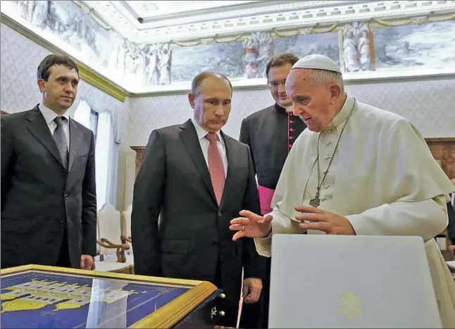  ?? GREGORIO BORGIA / AP ?? El papa Francisco intercambi­a regalos con Putin durante la audiencia privada en El Vaticano, adonde el presidente ruso llegó con más de una hora de retraso