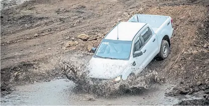  ??  ?? Pista de pruebas. Fue armada en una tosquera, con trepadas y vadeos de hasta 80 cm de profundida­d.