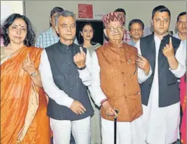  ?? BIRBAL SHARMA/HT ?? Congress leader and former Union minister Sukh Ram with his family members after voting in Mandi.