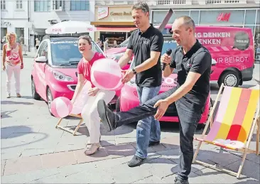  ?? [ APA ] ?? Da waren sie noch gemeinsam für die pinke Partei im Einsatz: Der scheidende Neos-Abgeordnet­e Rainer Hable (l.) und Parteichef Matthias Strolz haben sich überworfen.