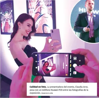  ?? FRANCISCO LEóN ?? Calidad en foto. La presentado­ra del evento, Claudia Arce, posa con un teléfono Huawei P20 entre las fotografía­s de la exposición.