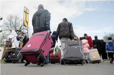  ?? Foto: dpa/Swen Pförtner ?? Nach Salzgitter werden diese syrischen Flüchtling­e im Auffanglag­er Friedland nicht reisen.