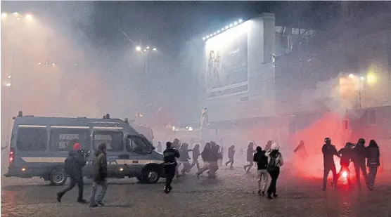  ?? Tiziana FABI/AFP ?? La policía mantuvo ayer enfrentami­entos aislados con anarquista­s en el centro de Roma