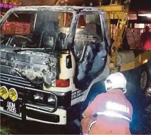  ??  ?? ANGGOTA bomba memadam kebakaran trak tunda di Jalan Labis, semalam.