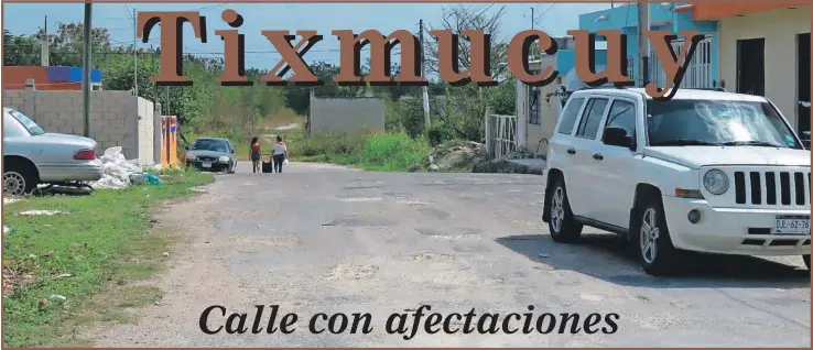  ??  ?? En la imagen superior se aprecia el tramo de la calle Tixmucuy por la calle 1 de la Unidad Habitacion­al Solidarida­d Urbana en la ciudad de San Francisco de Campeche