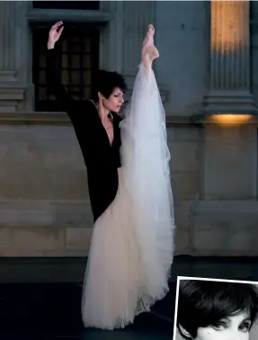  ??  ?? La danseuse et chorégraph­e a été jurée de l’émission « Danse avec les stars » pendant 5 saisons.