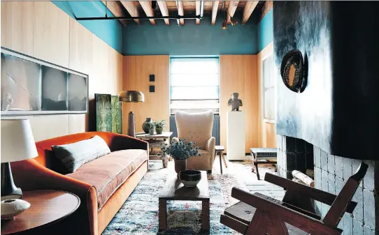  ?? STEPHEN KENT JOHNSON/THE ASSOCIATED PRESS ?? This space at the Kips Bay Decorator Show House boasted bold hues and warm textures to create a dramatic yet livable space.