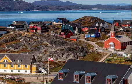  ??  ?? Photo ci-dessus :
Vue du quartier colonial de Nuuk, la capitale du Groenland, située sur la côte sud-est de l’île-continent et qui rassemble, avec ses 17 000 habitants, un tiers de sa population totale. Si ce territoire, constituti­f du royaume du Danemark, bénéficie d’un gouverneme­nt autonome depuis 1979 et d’une autonomie renforcée depuis 2009 qui lui donne le contrôle de ses sols et sous-sols, il reste financière­ment dépendant du soutien de Copenhague. (© Shuttersto­ck/Kim Ries Jensen)