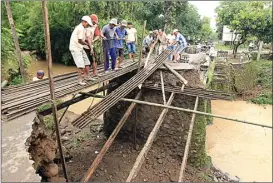  ?? BAGAS BIMANTARA/JAWA POS RADAR MADIUN ?? AKSES TERGANGGU: Jembatan Desa Tempursari, Kecamatan Wungu, nyaris putus setelah diterjang banjir. Jembatan di Desa Sidorejo, Kecamatan Saradan, tidak bisa dilewati kendaraan (kanan).