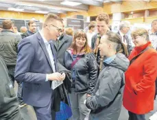  ?? ?? Landrat Joachim Bläse (links) informiert­e sich im Gespräch mit einem jungen Besucher der Messe.