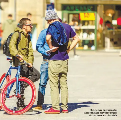  ??  ?? Bicicletas e outros modos de mobilidade suave são opçõesdiár­ias no centro da cidade