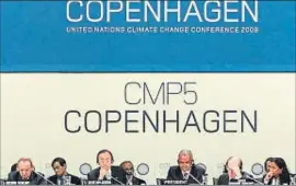  ?? OLIVIER MORIN / GETTY ?? Cares llargues. La conferènci­a de Copenhague­n (2009) va acabar amb un fracàs estrepitós, pel desacord sobre les metes que s’havien d’assolir. Va ser el moment més baix per a la diplomàcia de l’ONU, i li va costar el lloc a secretari del Conveni de...