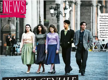  ??  ?? Gaia Girace (14) e Margherita Mazzucco (15, seconda e terza da sinistra) sul set de L’amica geniale, prodotta da Rai con Hbo, a Napoli in piazza Plebiscito.