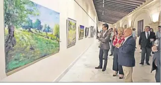  ?? ?? El comisario de la exposición explica la muestra a la alcaldesa y al portavoz nacional del PP.