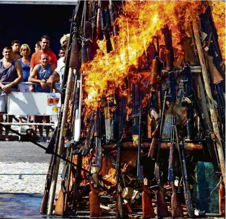  ??  ?? Espingarda­s apreendida­s são incinerada­s no Aterro do Flamengo, no Rio de Janeiro