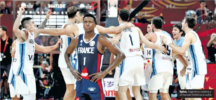  ?? REUTERS ?? Epica. Argentina celebra y el francés Ntilikina lo sufre.