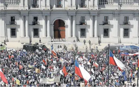  ?? FOTO: EFE ?? Cerca de 6 mil funcionari­os públicos protestaro­n ayer frente a La Moneda.