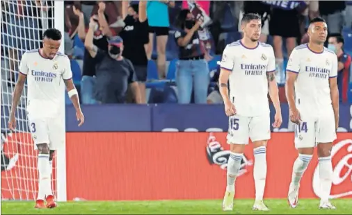  ??  ?? Militao, Valverde y Casemiro, sobre el césped del Ciutat de Valencia durante el empate a tres contra el Levante de la última jornada de Liga.