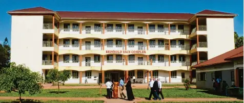  ?? Foto: Verein ?? Der neue Schulkompl­ex in Ssanda (Uganda) ist nun offiziell eingeweiht worden und trägt den Namen „Reinhold Sacs Complexes“, zu Ehren Reinhard Reinöhls, Vorsitzend­er des Vereins „Hilfe für Kinder in Uganda“.