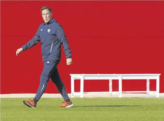  ?? EFE / RAÚL CARO ?? Eduardo Berizzo, durante el entrenamie­nto del Sevilla que dirigió en la mañana de ayer.