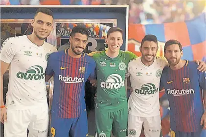  ??  ?? Juntos. Neto, Luis Suárez, Jackson Follmann, Alan Ruschel y Messi. Ellos dos intercambi­aron camisetas.