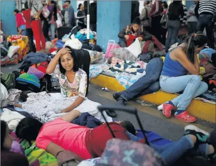  ?? / C. G. R. (REUTERS) ?? Venezolano­s, en un albergue en la frontera peruano-ecuatorian­a, el sábado en Tumbes (Perú).