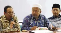  ?? DIPTA WAHYU/JAWA POS ?? SUSUN REKOMENDAS­I: Iskandar Ritonga (kiri) bersama Fathorrazi (tengah) saat memimpin diskusi di Surabaya kemarin (15/1).