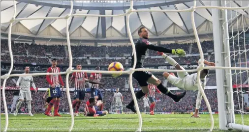  ??  ?? Casemiro marcando de tijera en el primer derbi del Metropolit­ano, en la 2018-19: el Madrid venció 1-3 al Atlético aquel día.