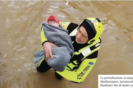  ?? ?? HA COLPITO LA PENISOLA Accanto, un vigile mette in salvo un neonato a Quarrata (Pistoia), dopo l’esondazion­e del torrente Stella. Sotto, una foto del quartiere Isola a Milano dopo l’esondazion­e del Seveso, uno dei tanti fiumi che scorrono sotto la città.