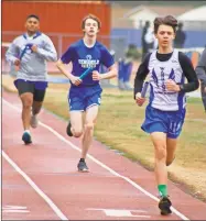  ?? Shawn Parr ?? A Gordon Central relay runner leads a pack of competitor­s during last Saturday's Nance Relays at Ratner Stadium.