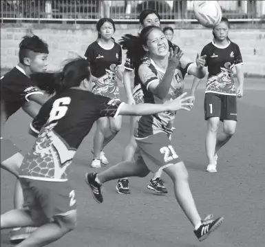  ?? PROVIDED TO CHINA DAILY ?? A group of women’s soccer players from Chongqing Yunyang Jiangkou Middle School practice at Chongqing Rangers Rugby Youth Training Camp. Some young soccer players are thinking of playing rugby, as the sport becomes more popular in China.
