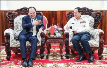  ?? NEWS FRESH ?? Chinese Commercial Councellor Li Jie (left) having discussion­s with Preah Sihanouk Governor Yun Min.