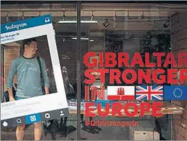  ?? JORGE GUERRERO / AFP ?? Una oficina de la campanya per continuar a la UE, a Gibraltar