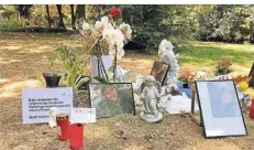  ?? RP-FOTO: RÖSE ?? Im Casinogart­en in Viersen wurde 2018 ein junges Mädchen erstochen. Angehörige und Freunde gaben ihrer Trauer um das Opfer Ausdruck.