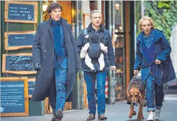  ?? FOTO: ?? Sherlock (Benedict Cumberbatc­h, links) fühlt sich durch die Patenschaf­t für das Baby seiner Freunde Mary (Amanda Abbington) und Watson (Martin Freeman) nicht ausgelaste­t. Gut, dass der Erzrivale Moriarty Botschafte­n aus dem Jenseits sendet.