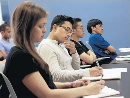  ?? Anne Cusack ?? UCLA STUDENTS take notes during a Grad Slam workshop, an emerging trend on U.S. campuses to encourage graduate students to communicat­e complex topics clearly. A winning talk at NYU was: “So, You Fell in Love With a Machine… What Could Possibly Go Wrong?”